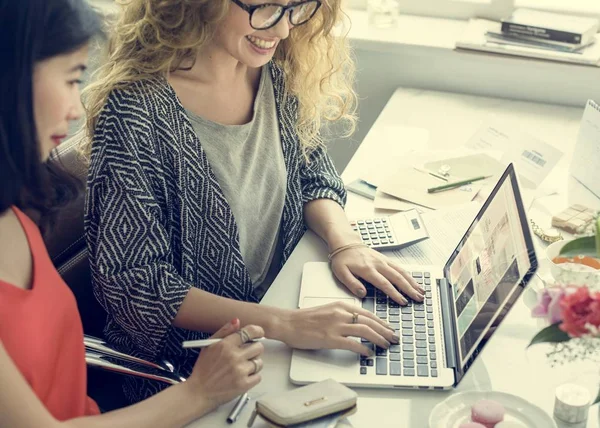 Donne che lavorano insieme — Foto Stock