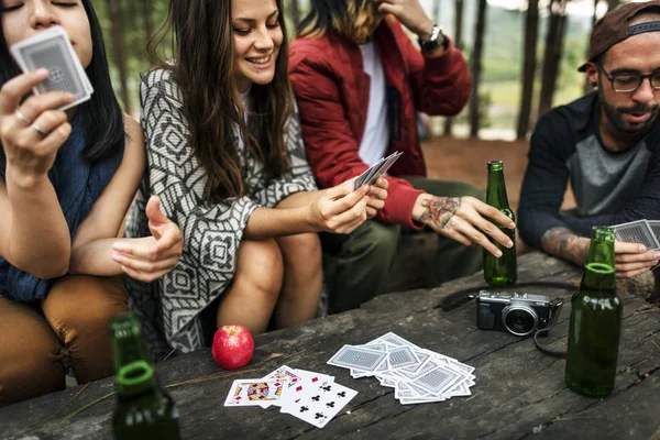 Přátelé hrací karty v kempu — Stock fotografie