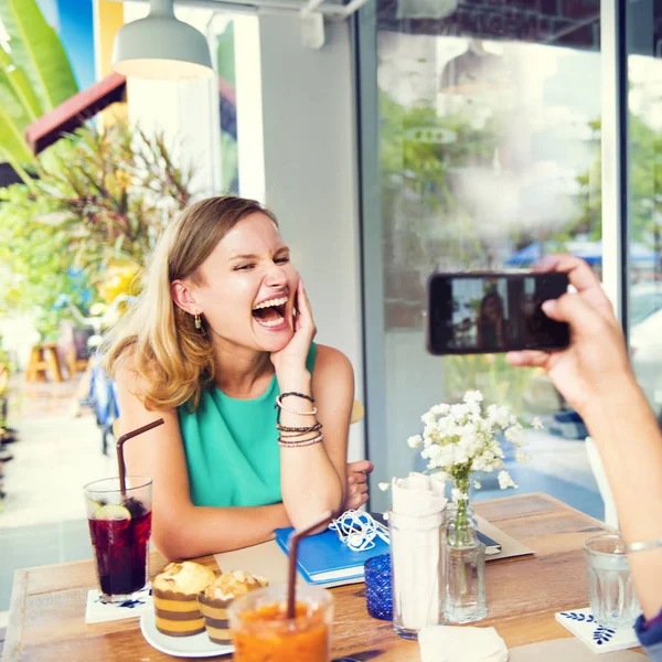 Amigos haciendo foto en smartphone —  Fotos de Stock