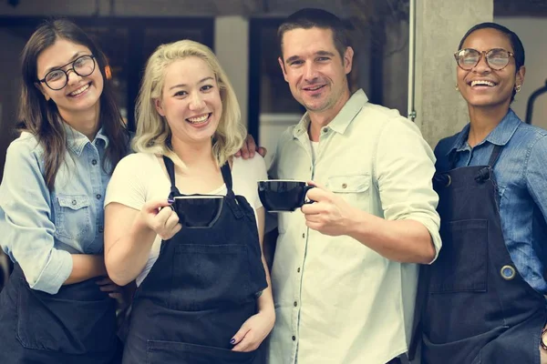 Barista vrienden bij koffie shop — Stockfoto