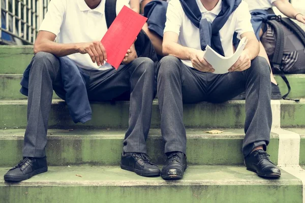 Estudantes diversos em Uniforme Universitário — Fotografia de Stock