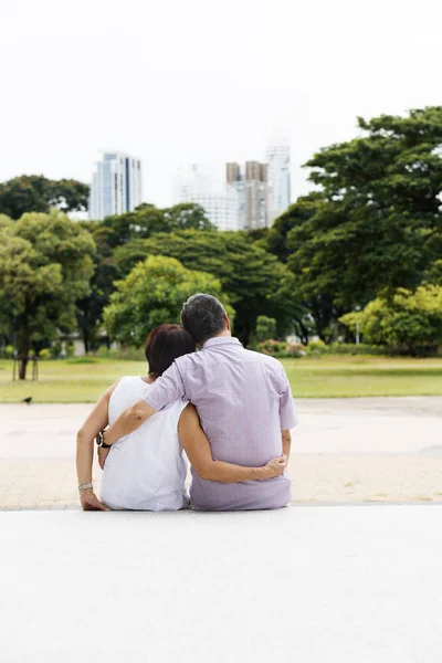 Par som spenderar tid i parken — Stockfoto