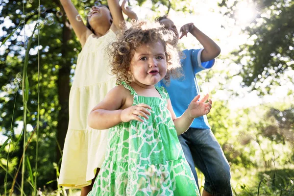 Niedliche Kinder spielen im Park — Stockfoto