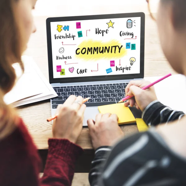 Mädchen arbeiten mit Laptop — Stockfoto