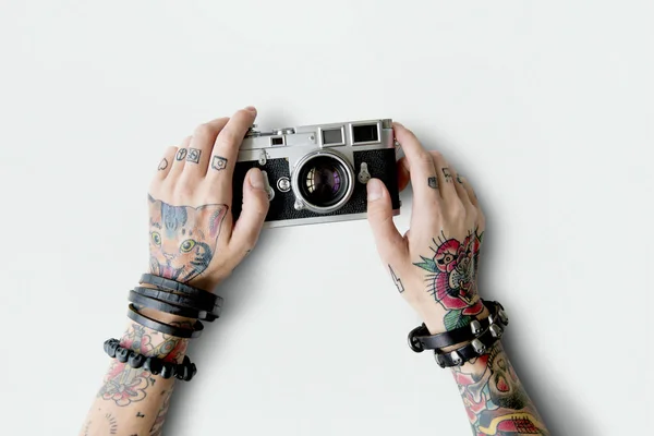 Handen in tatoeages heeft fotocamera — Stockfoto