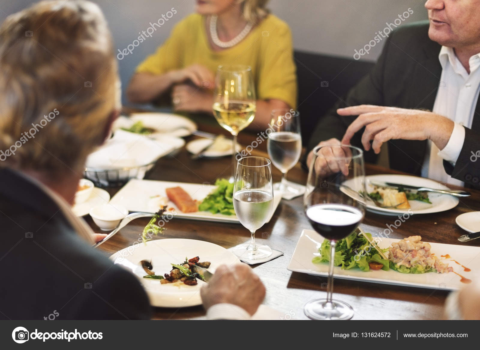 Семья за столом. Этикет за столом семья. Ужин беседа. Ужин беседа. Деловой этикет в ресторане.