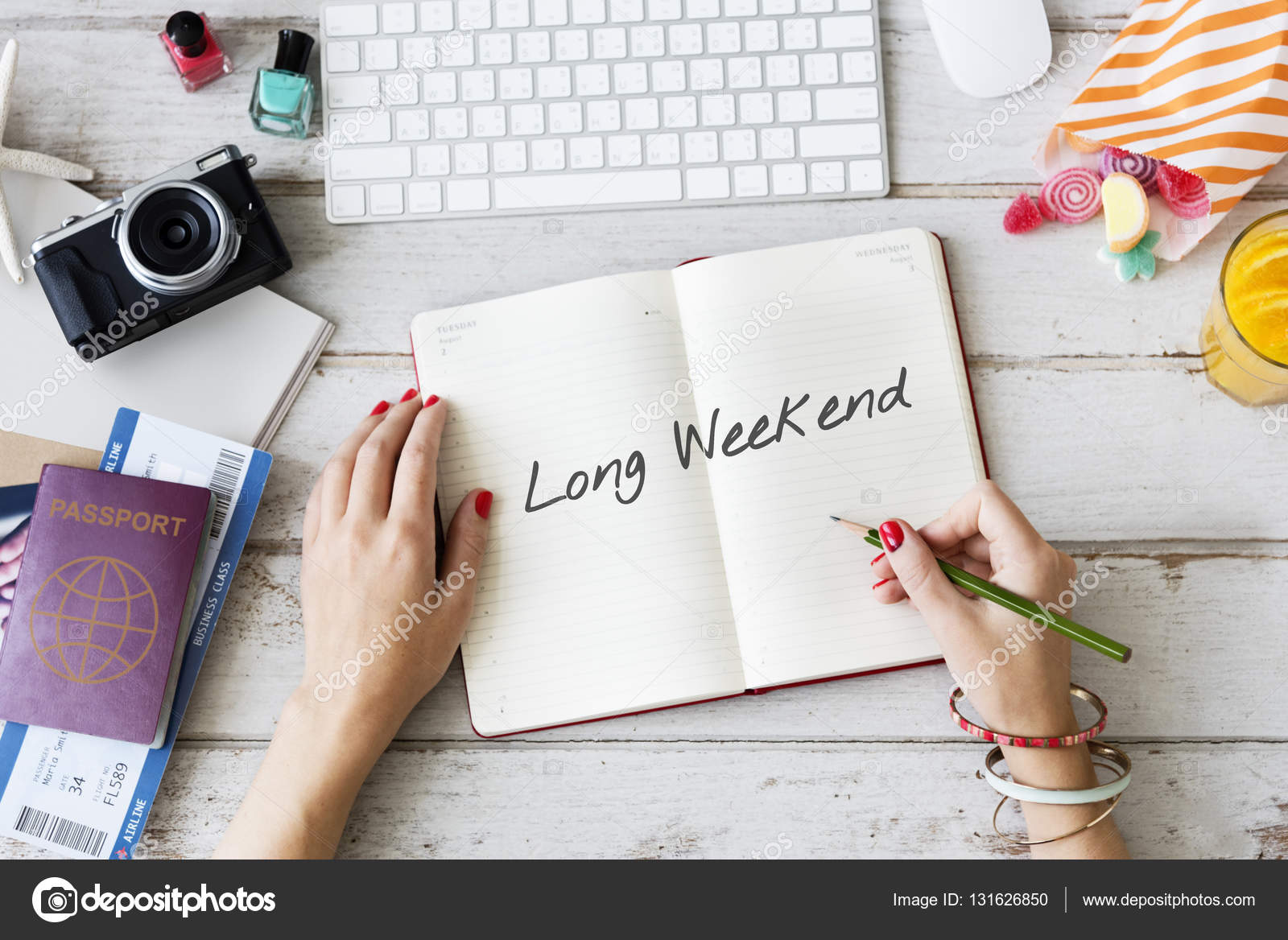 Писательство эстетика. Сертификат в пул энд бир. Девушка пишет в ежедневнике. Pull and bear подарочный сертификат. Написание книги эстетика.