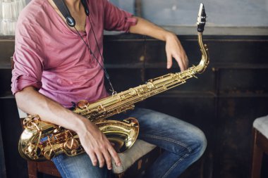 Saksafon tutan jazzman
