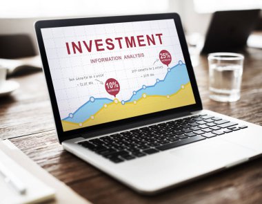 ahşap masa üstünde açılan laptop