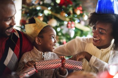 küçük kız şenlikli bir hediye açar