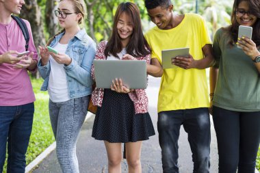 Yürüyüş ve dijital cihazlar kullanarak arkadaşlar