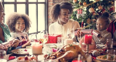Aile şenlikli bir akşam yemeği ile masada