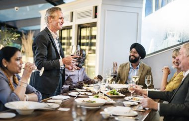 Şarap içme iş adamları