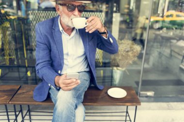 üst düzey yakışıklı kahve içme 