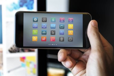 Akıllı telefon kullanan adam