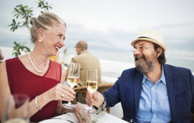 Şampanya içiyor arkadaşlar Olgun