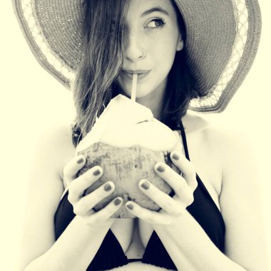 güzel kadın--dan Hindistan cevizi içme 