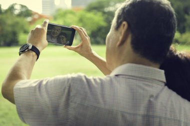 Cep telefonu kullanan çift