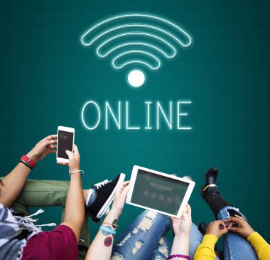 İnsanlar internet'te sörf  