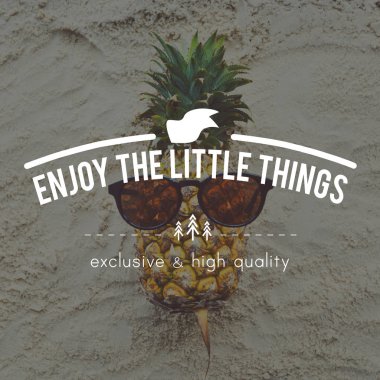 Kum üzerinde komik ananas