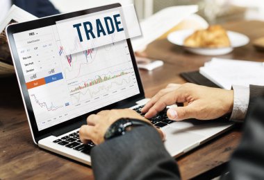 Dizüstü bilgisayar kullanan iş adamı