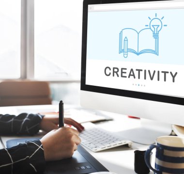 Bilgisayar ile çalışan yaratıcı tasarımcı