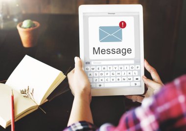 insan elinden tutarak dijital tablet 