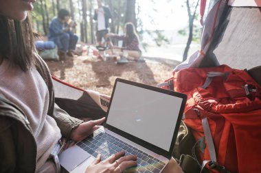 Dizüstü bilgisayar kullanan kişi