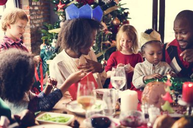 Aile şenlikli bir akşam yemeği ile masada