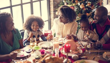 Aile şenlikli bir akşam yemeği ile masada