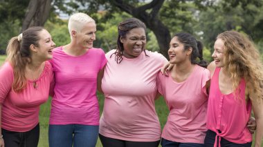 Kadınlar birbirlerine destek olurlar.