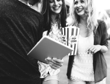 arkadaşlar eğlence parkında tablet kullanma