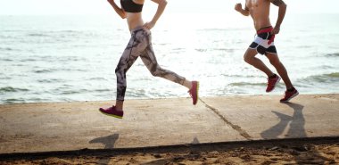 Kumsalda koşan bir çift