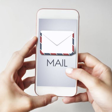 Akıllı telefon kullanan adam 