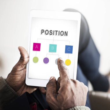 Dijital tablet tutan işadamı 