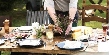 Akşam yemeği için tablo hazırlama kadın