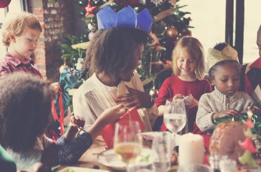 Aile şenlikli bir akşam yemeği ile masada