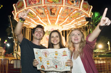 Eğlence Parkı içinde arkadaşlarınızla harita