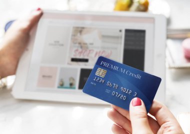 Kadın elinde dijital tablet ile