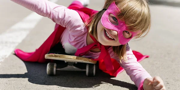 Little Girl Riding on Skateboard — Fotografie, imagine de stoc