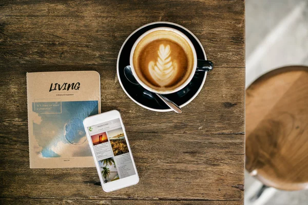 Morgonkaffe och mobiltelefon — Stockfoto