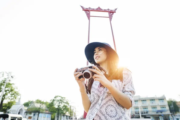 Asiatisk flicka i hatt med kamera — Stockfoto