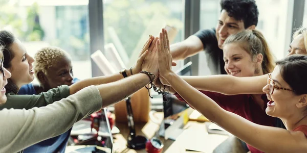 Hipsters travaillant dans le bureau contemporain — Photo