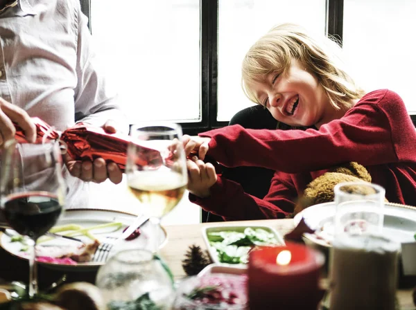 Família à mesa com um jantar festivo — Fotografia de Stock