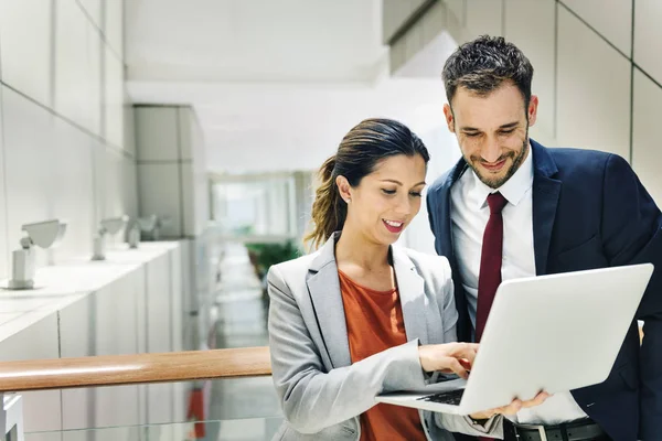 Mensen uit het bedrijfsleven werken met laptop — Stockfoto