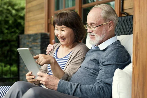 Senioren nutzen Tablet zu Hause — Stockfoto