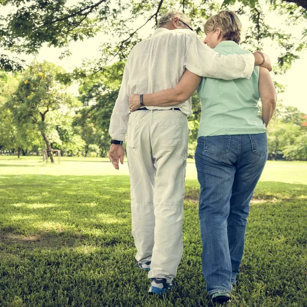 Senior Couple Relax in park — Stock Photo, Image