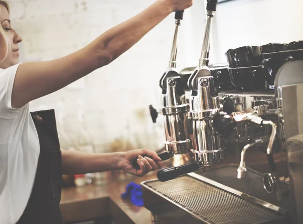 Barista Příprava kávy — Stock fotografie