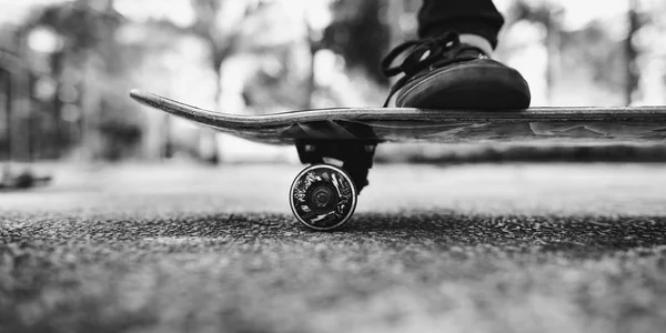 Noha v botě, stojící na skateboard — Stock fotografie