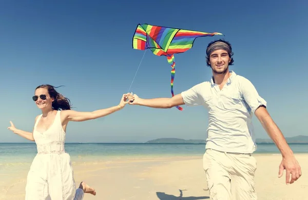 对夫妇支付风筝上海滩 — 图库照片